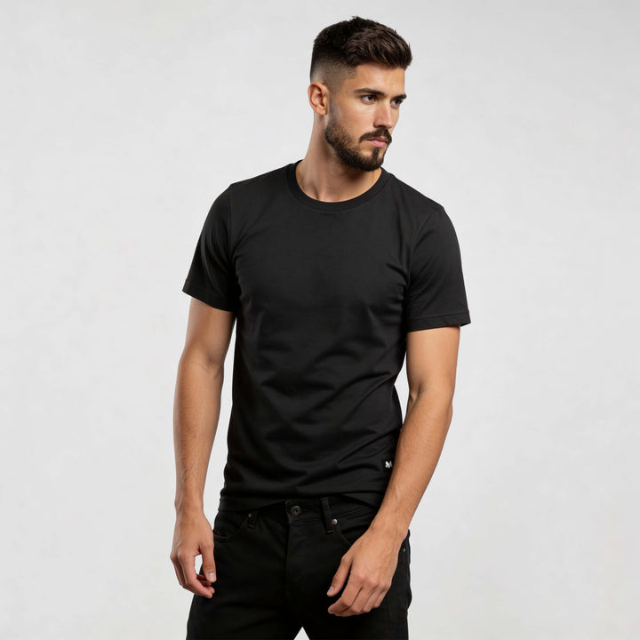 streetwear t-shirt Iconic Streetwear T-shirt CR724 in black, minimalist organic cotton crewneck worn by model, front view